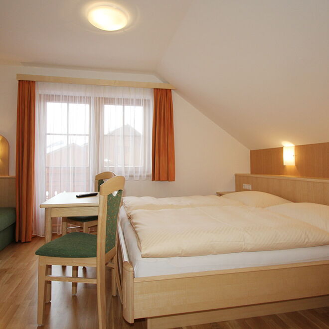 Doppelbett mit Schlafcouch und Balkon im Appartement Mitterberg
