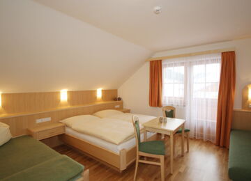 Doppelbett mit Schlafcouch und Balkon im Appartement Mitterberg