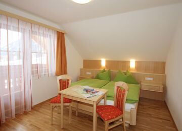 gemütliches Schlafzimmer mit Balkon im Appartement Höchstein
