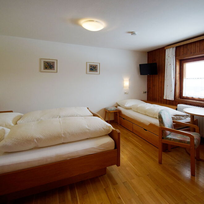 gemütliches Doppelbett und Einzelbett im Appartement Ennstal