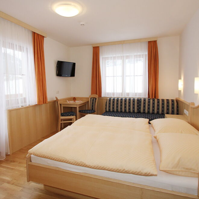 Cosy bedroom with balcony in the Planai flat