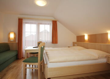 Doppelbett mit Schlafcouch und Balkon im Appartement Mitterberg