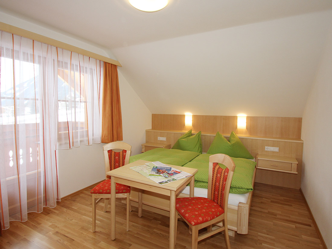 gemütliches Schlafzimmer mit Balkon im Appartement Höchstein