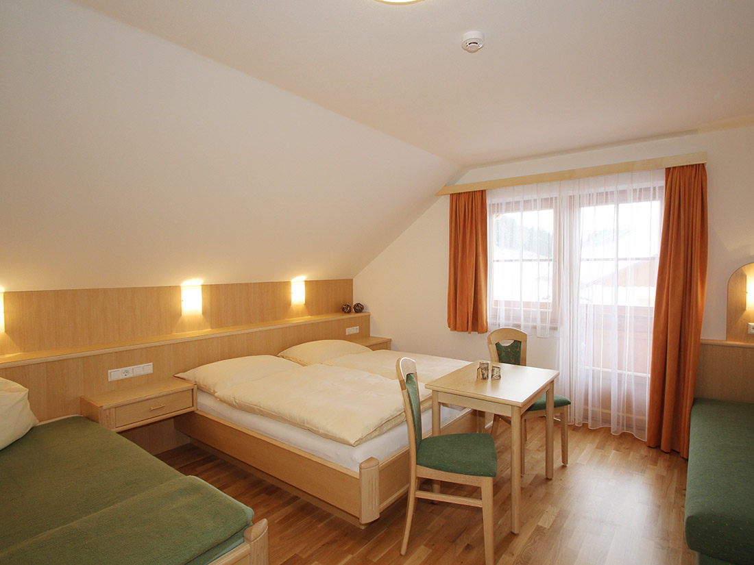 Doppelbett mit Schlafcouch und Balkon im Appartement Mitterberg